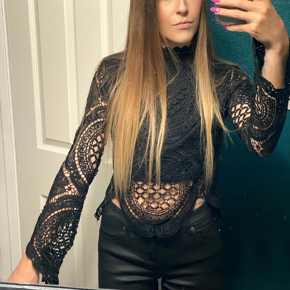 ❌️SOLD❌️Crochet Lace Crop Top - Picture 9 of 9